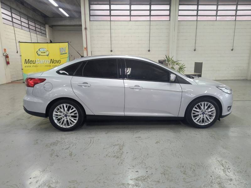 FORD - FOCUS - 2015/2016 - Prata - R$ 62.900,00