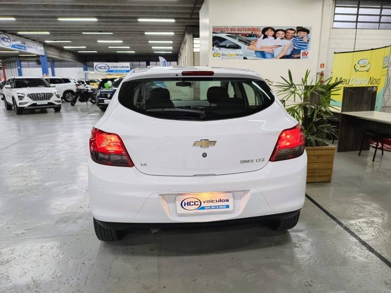 CHEVROLET - ONIX - 2014/2014 - Branca - R$ 54.900,00