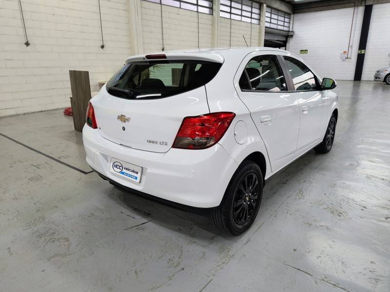 CHEVROLET - ONIX - 2014/2014 - Branca - R$ 52.900,00