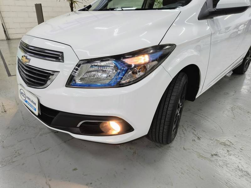 CHEVROLET - ONIX - 2014/2014 - Branca - R$ 52.900,00